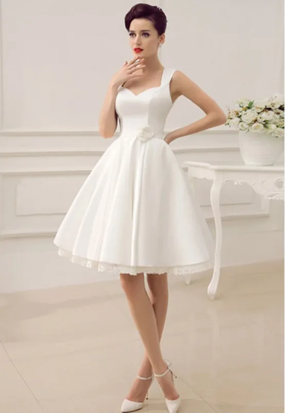 Платье свадебное атласное короткое с открытой спиной и цветочным поясом |