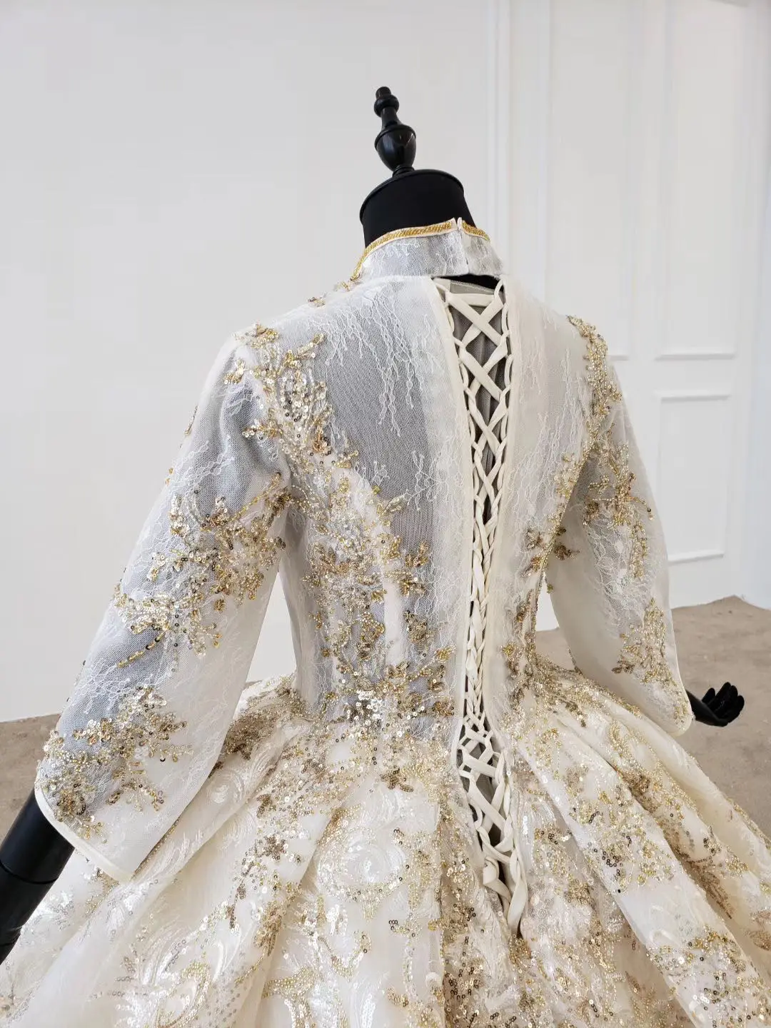 

Robe De Mariee 2020 Luxury Backless Wedding Dress Princess Lace Applique Strapless Wedding Gowns With Cape Gold Wedding Dresses