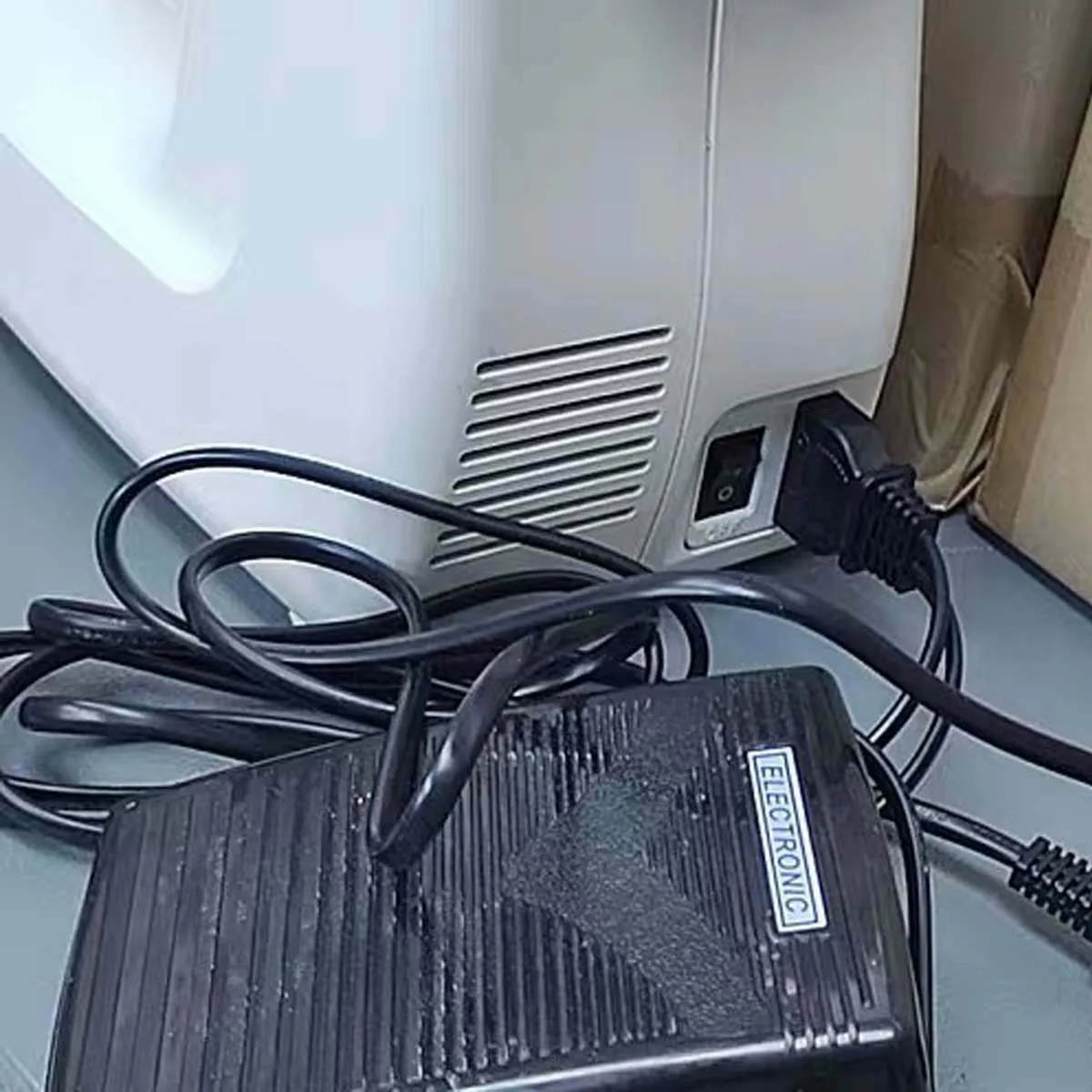 

Sewing Control Pedal For SINGER-Janome Sewing Machine Foot Control Pedal 200-240V 50Hz & Power Cord Sewing Tools