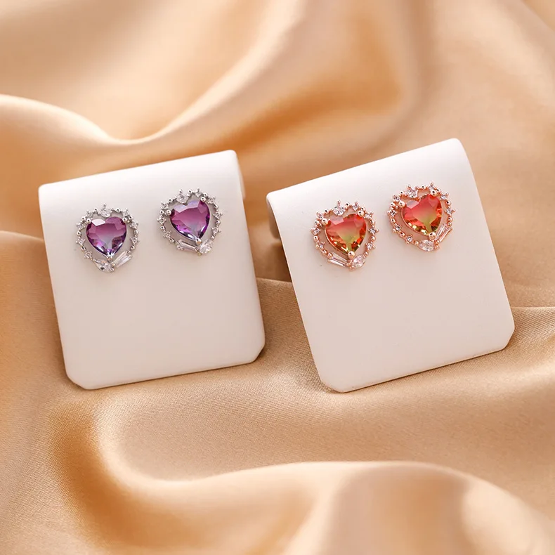 Маленькие и изысканные инкрустированные циркониевые серьги с сердечками модные