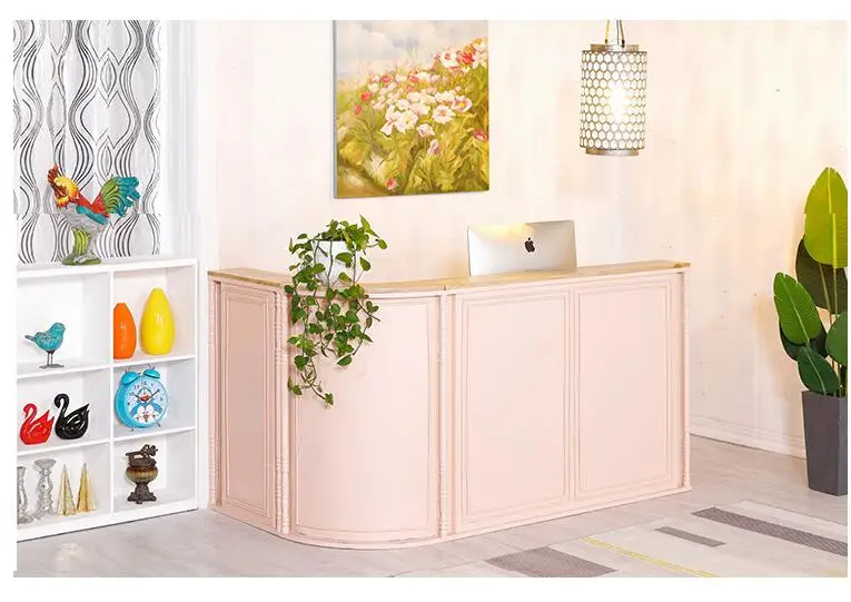 Касса. Небольшая стойка регистрации магазина. Приём стол. Счетчик. Простой