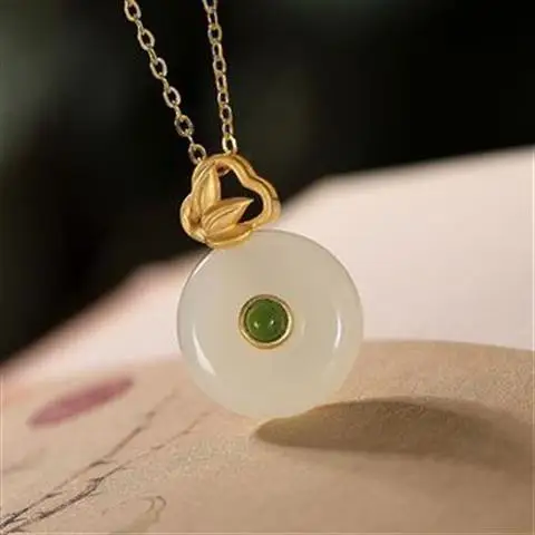 

Original S925 Sterling Silver Gilding Hetian Jade White Jade Creative Archaistic Temperament Peace Buckle Xiangyun Bamboo Leaf