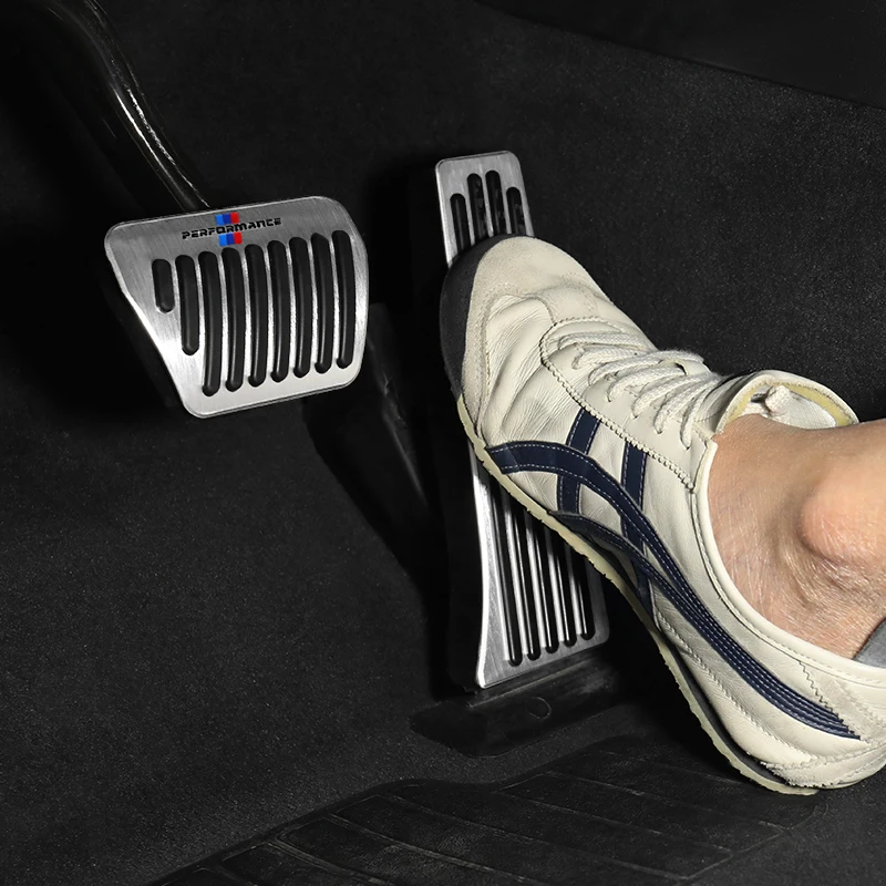 Черные нескользящие накладки на автомобильные педали из алюминиевого сплава