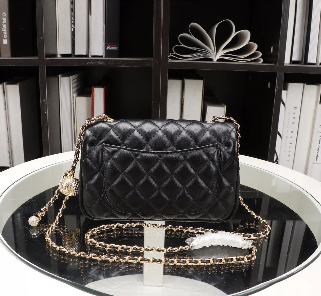 

2021 new leather shoulder messenger bag feels soft and particularly delicate luxury designer bag designer bag