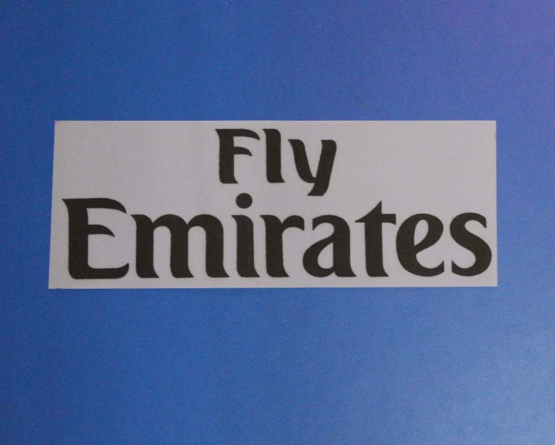 Белый красный черный летающий значок Эмирейтс спонсор футбольный знак