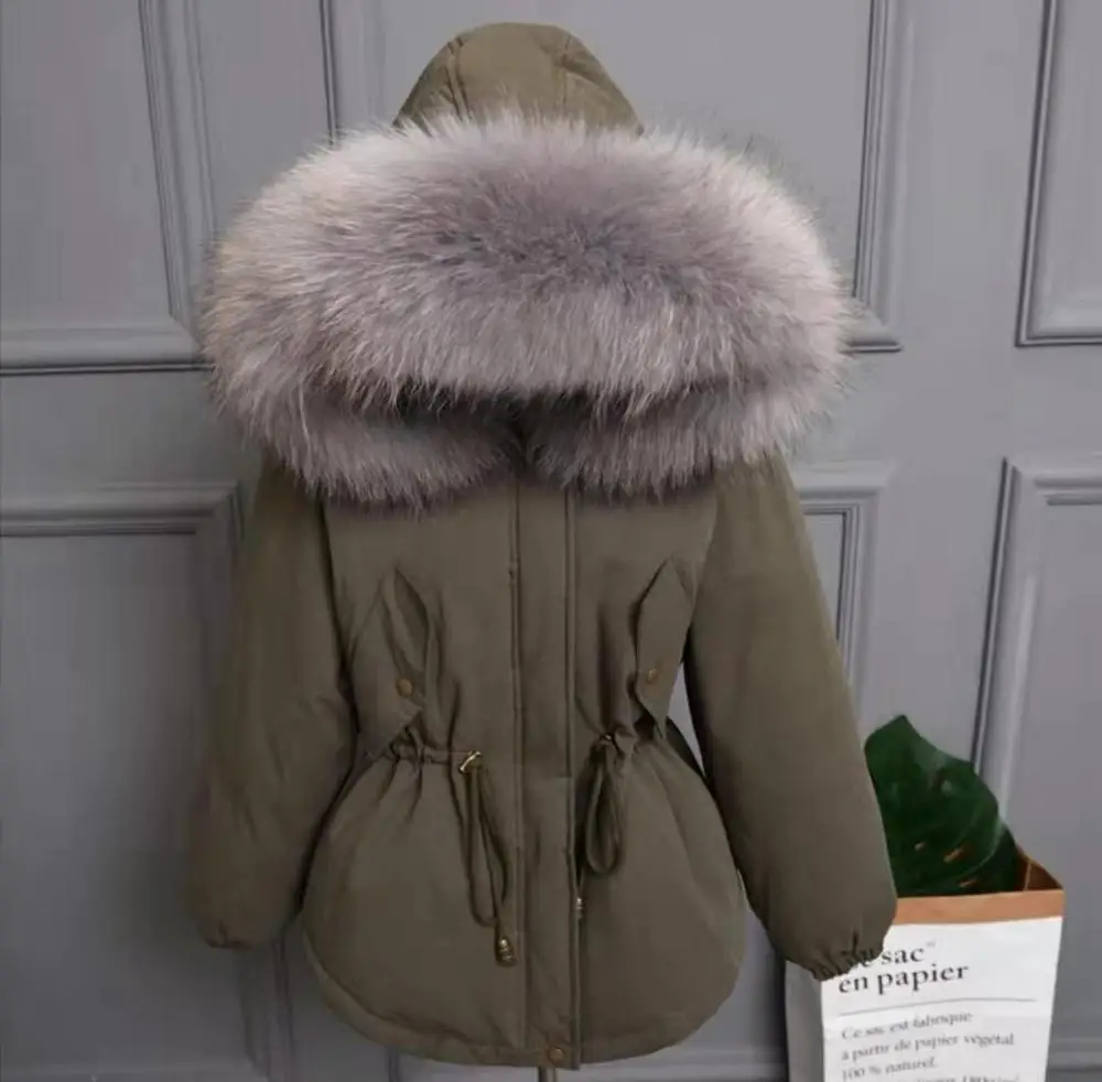 2019 зимний женский пуховик цвета хаки с воротником из меха енота Рождественская