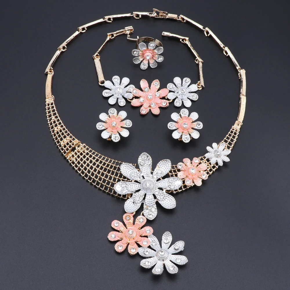 

Комплект из колье, серёг, браслета и кольца, с кристаллами