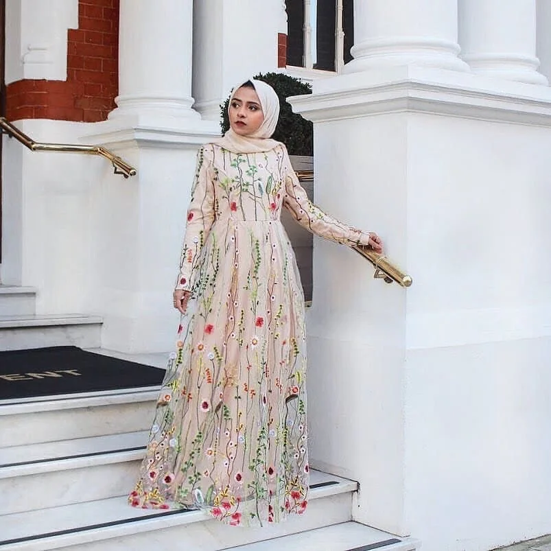 

2021 Summer New Middle East Dubai Robe Muslim Saudi Arabia Abaya Dress Full of Flower Embroidery Long Sleeve Dress Long Skirt
