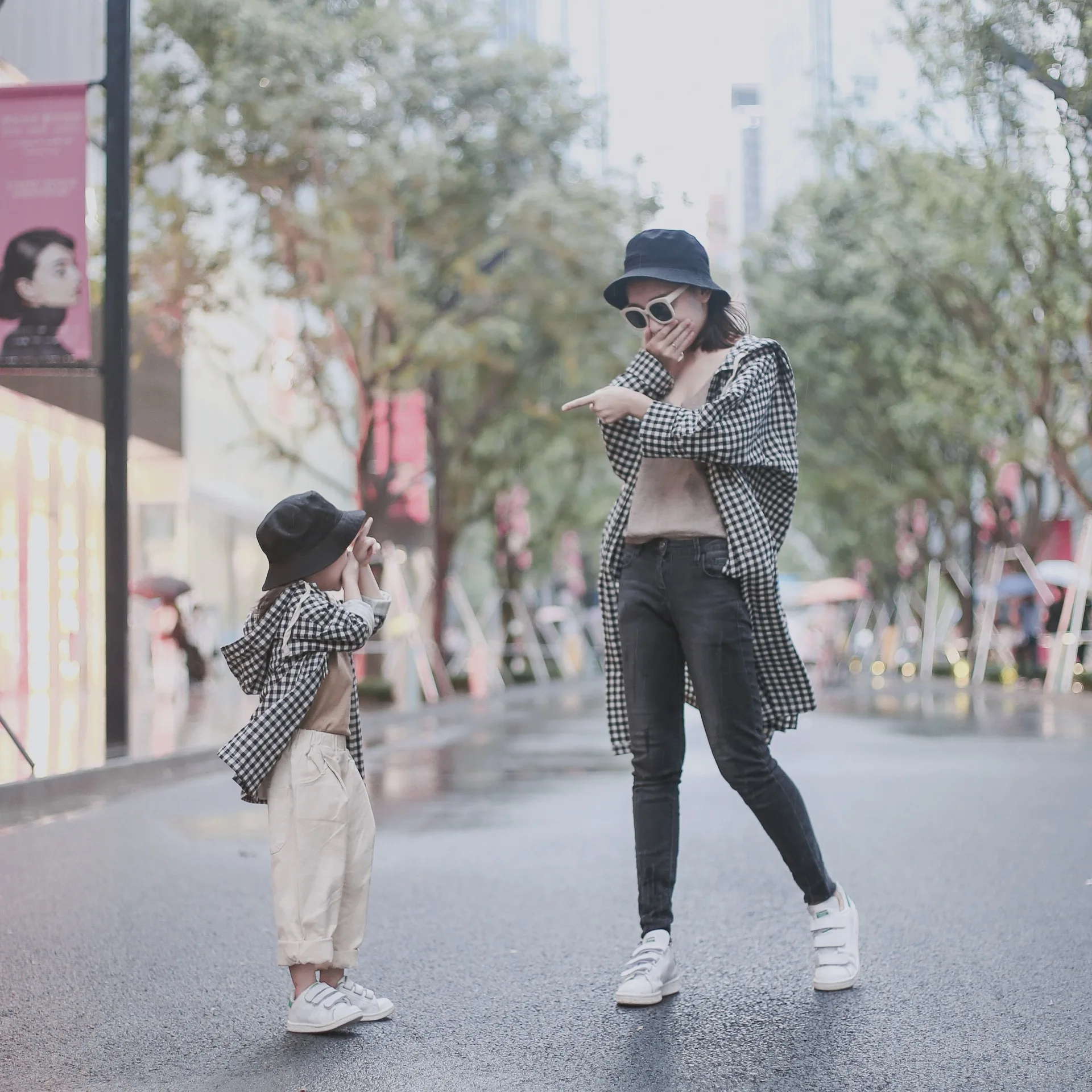 Пальто для матери и ребенка клетчатая куртка с капюшоном ветровка Новинка осени