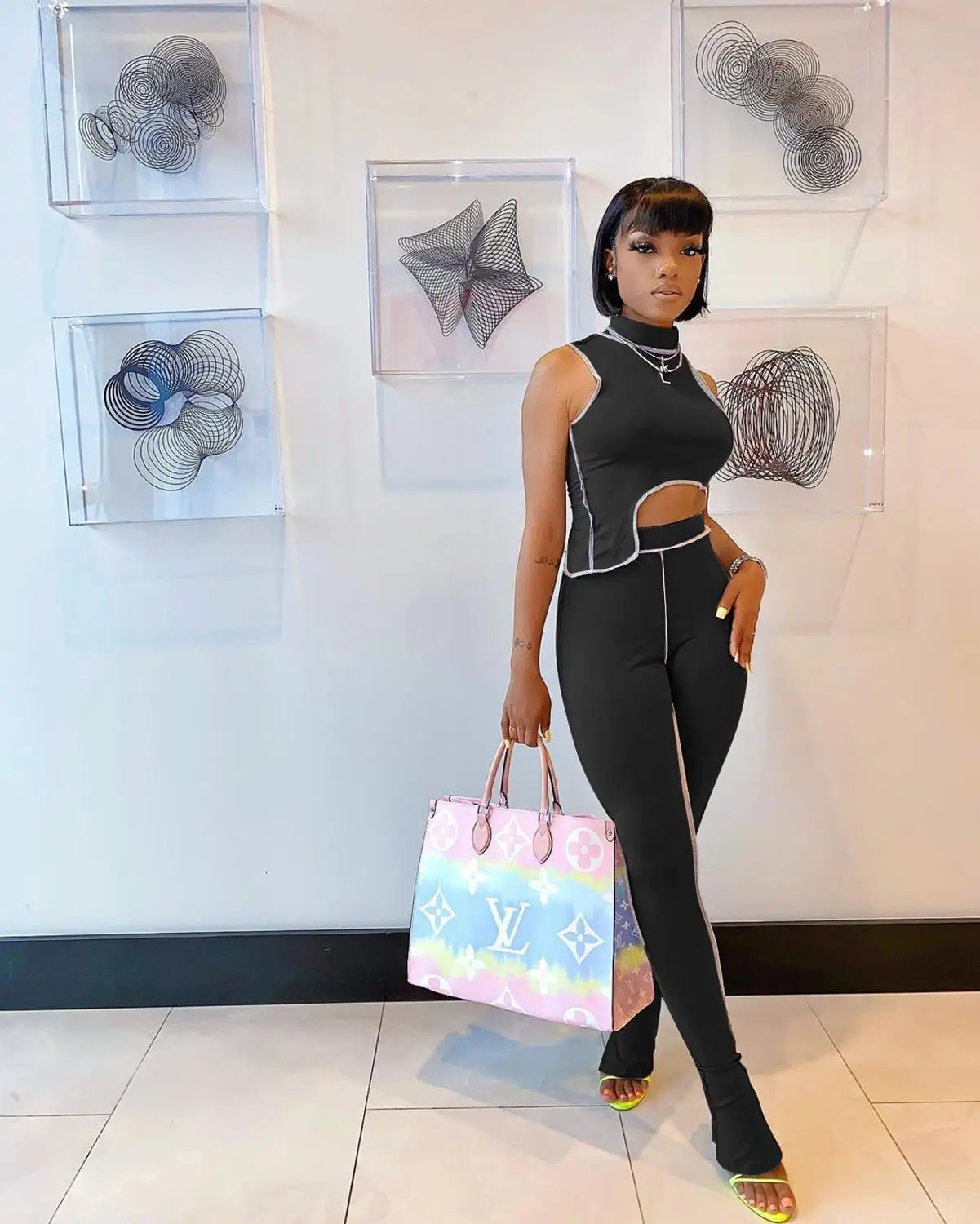 Женский спортивный костюм в полоску облегающий однотонный топ с разрезом на