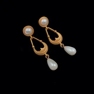 

European and American retro extravagant face small pearl pendant earrings