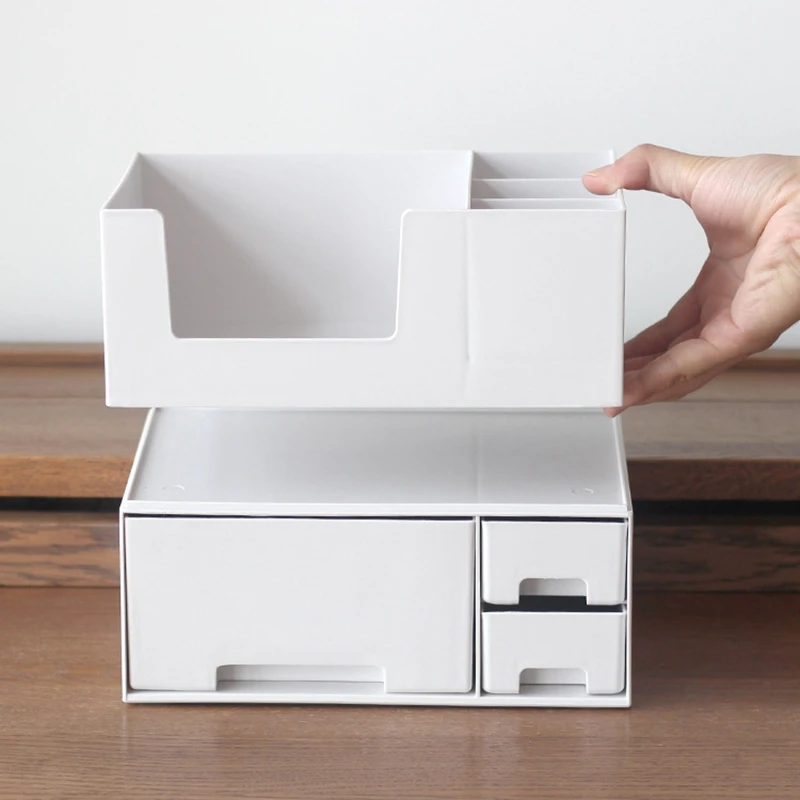 Полки для макияжа и витрины туалетных столиков ванной комнаты блеска губ палитры