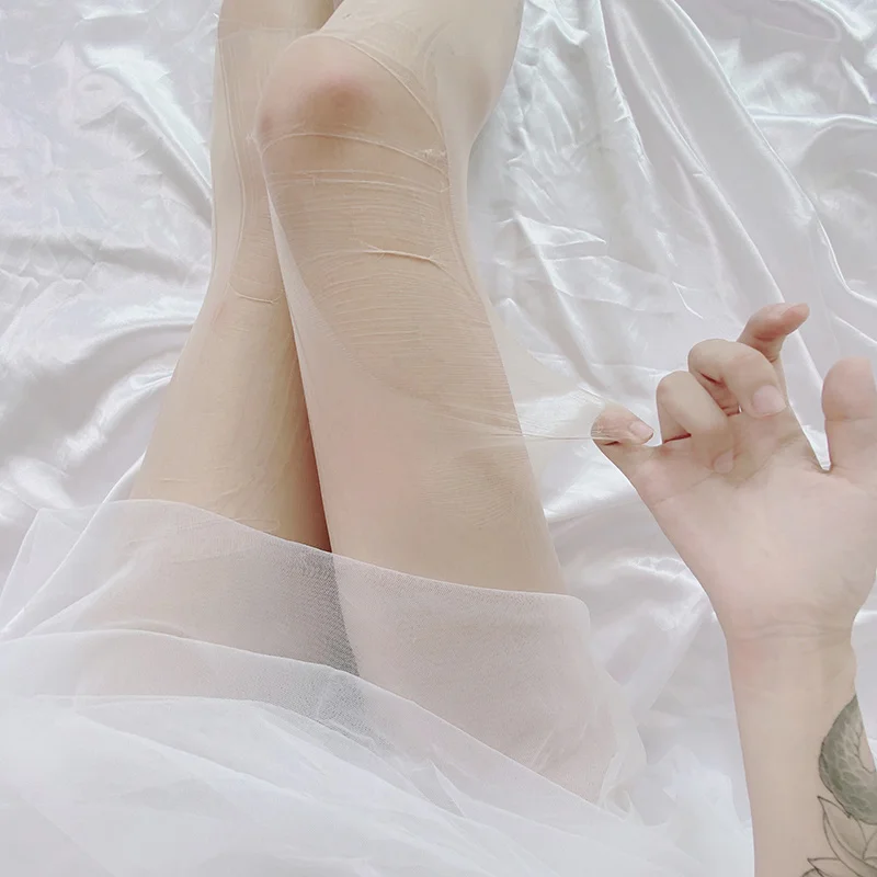 

Sexy woman sexy, thin, smooth socks flirting can tear and destroy ultra-thin black sexy silk not open ultra-thin pantyhose holes