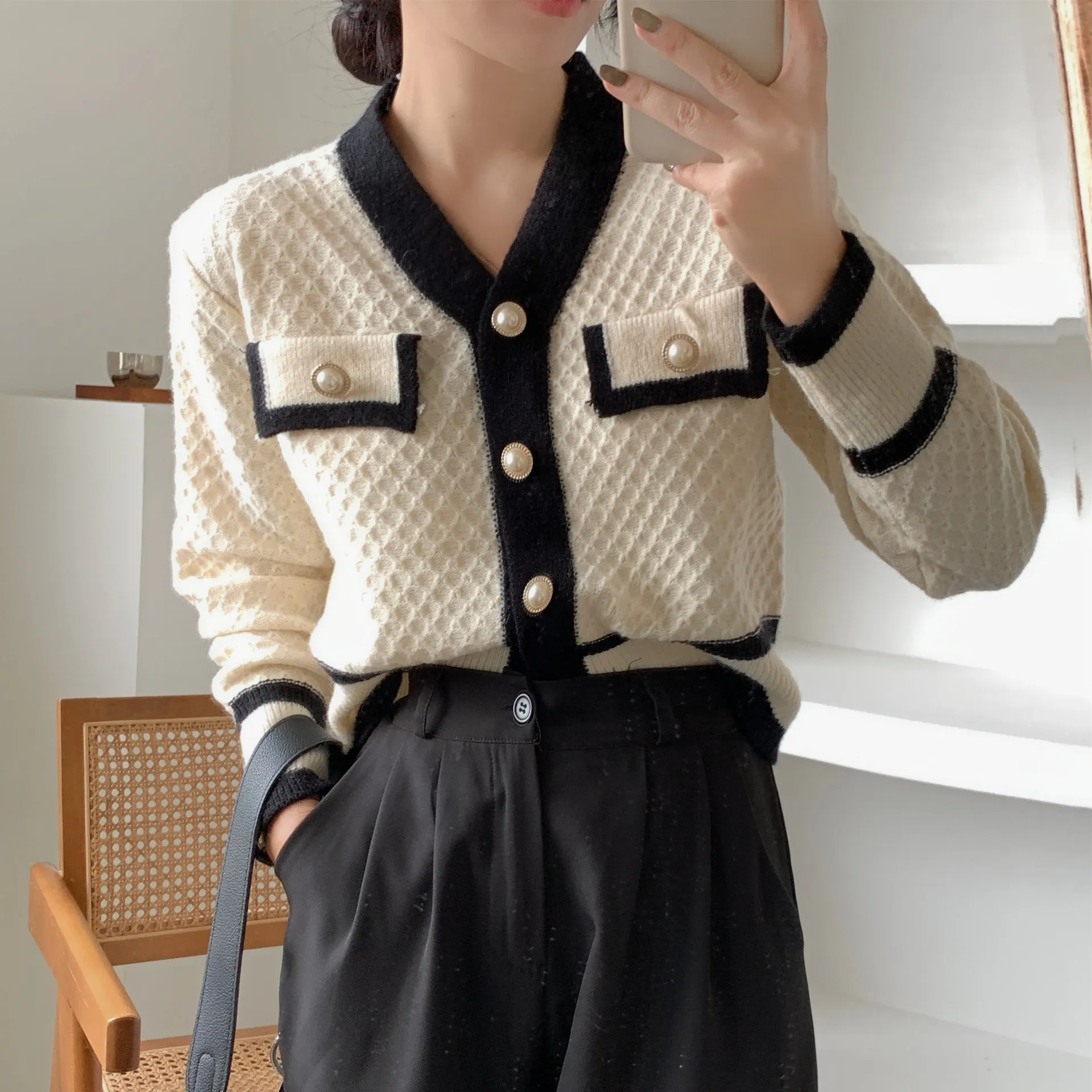 

Autumn Winter 2022 New Streetwear Elegant Retro Western Style Coat Short Pearl Buckle Fashion Korean Sweater Cardigan Women
