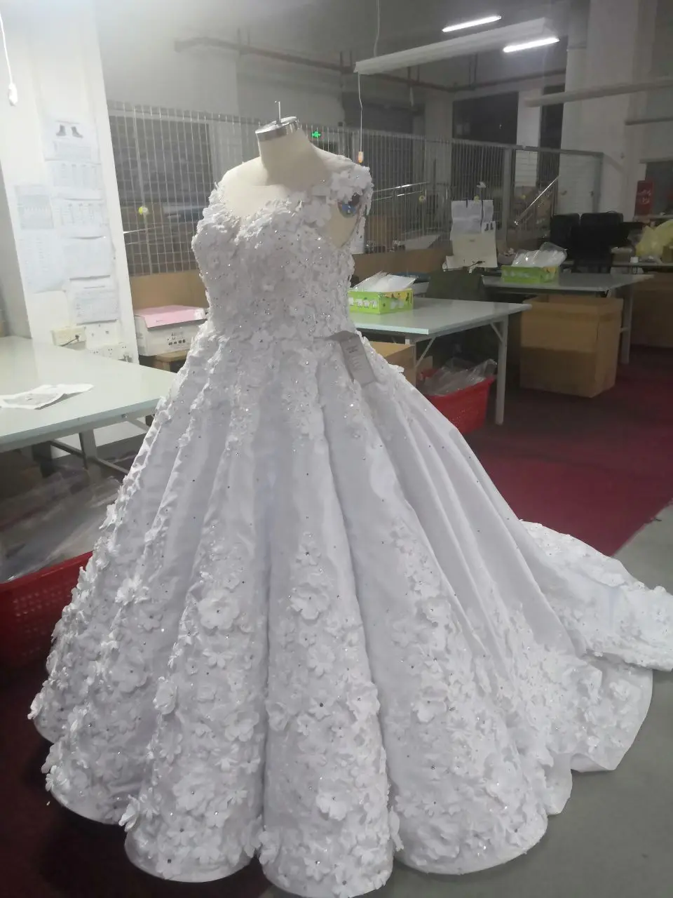 Real Video New Long Gorgeous Sleeveless Crystal Ball Gown Wedding Dresses With Handmade Flowers Robe De Mariee
