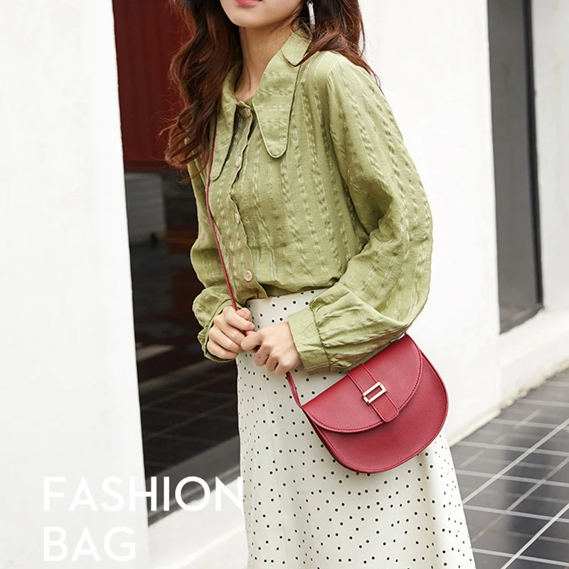 Женская сумка Полукруглая с арочным языком на одно плечо женская маленькая