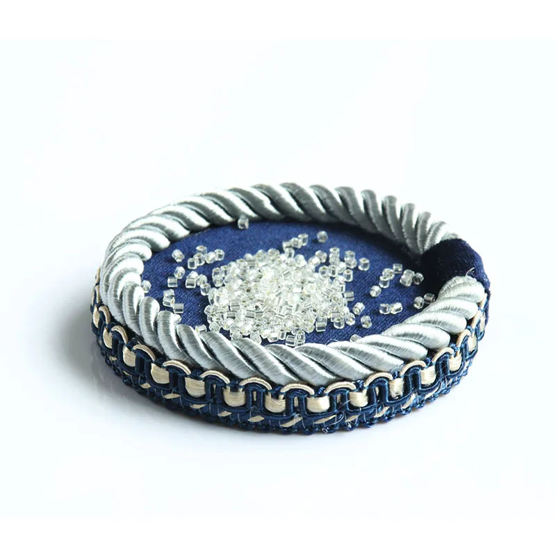 Поднос с вышитыми бусинами Бархатный поднос ручной работы из массива дерева для