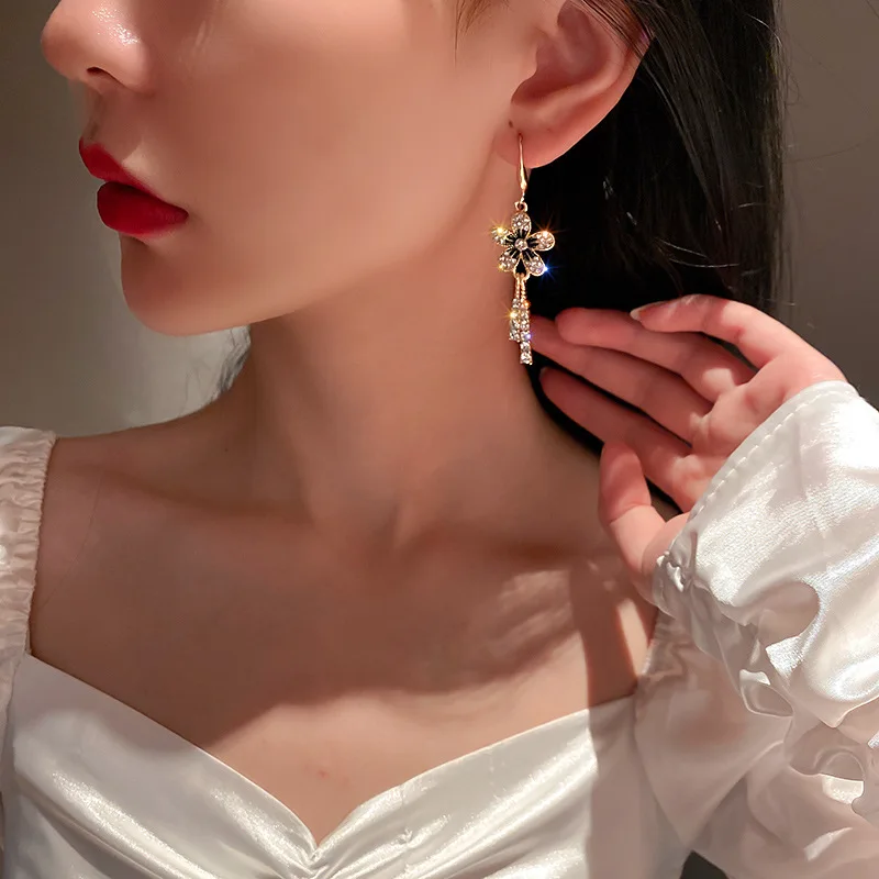 

2021 New Vintage Metal Flower Rhinestone Tassel Earrings For Women Fashion Jewelry Temperament Earings Pendientes