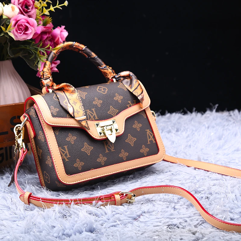 

2021 New Fashion Silk Scarf Handbag All-match Shoulder Messenger Female Bag European and American Retro Leather Small Square Bag