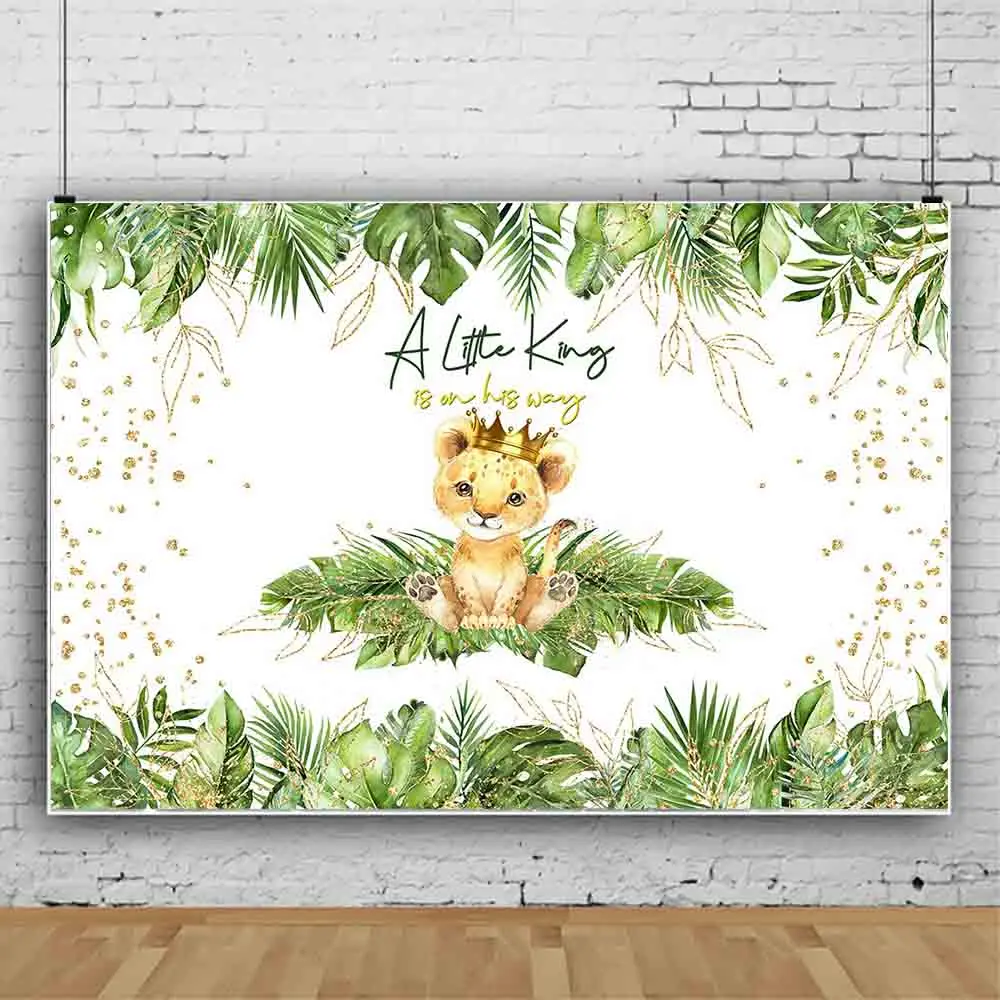 Фотозадник для новорожденных "Маленький король" с львом в лесу, золотистыми горошками и персонализированным днем рождения.