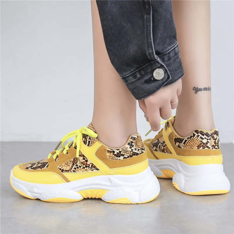 Новинка 2020 года сезон весна кроссовки со змеиным узором повседневная обувь на
