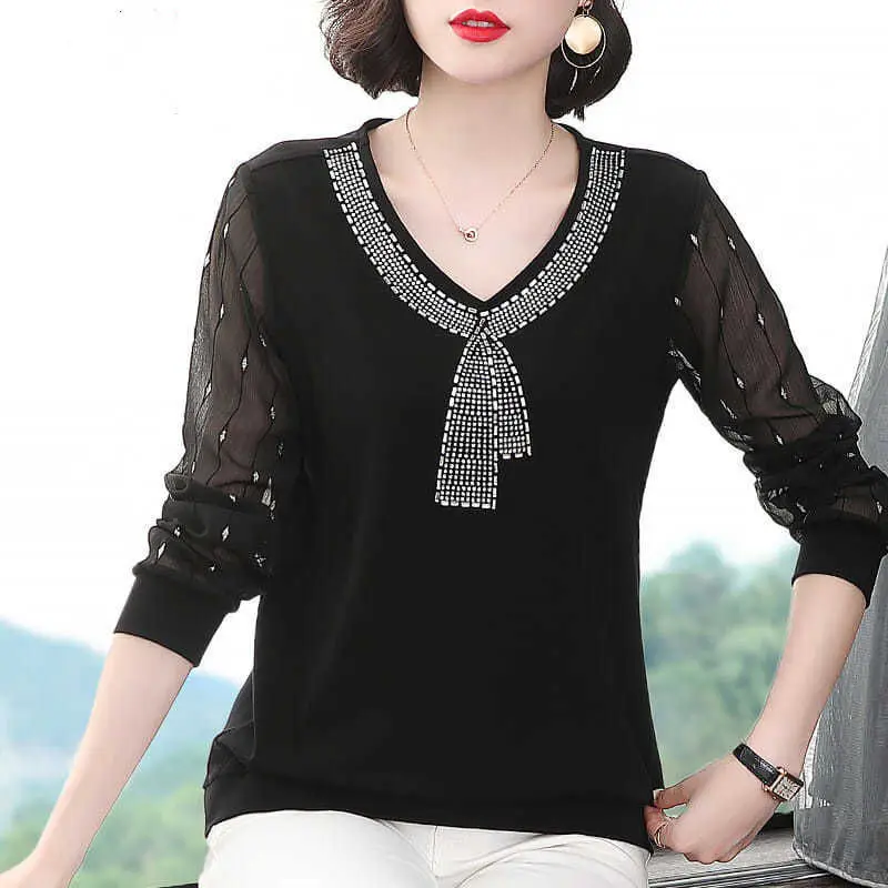 Блузка женская демисезонная с V-образным вырезом и длинным рукавом в стиле