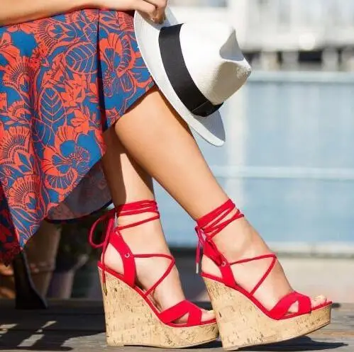 Beli DROP Shipping Wanita Merah Suede Cross Platform Wedge Sandal Anak Perempuan Memotong Renda Up Tinggi Tumit Kasual Sandal Sepatu