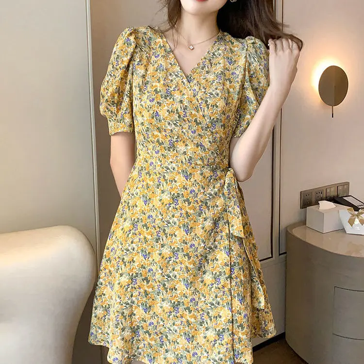 

Short-sleeved V-neck chiffon floral dress for summer 2021