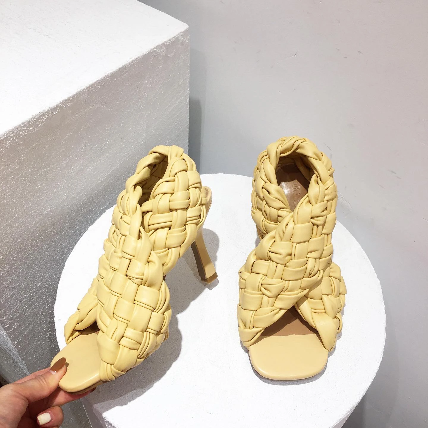 

2021 New Sexy Femmes Cross Woven PU Fabric Sandales Summer Peep Toe High Heel Fashion Soft Leather Slides Ladies Gladiator Party