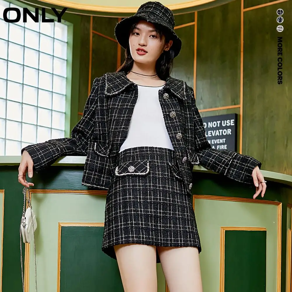 Женский короткий тренчкот на пуговицах с кукольным воротником|Женские плащи и