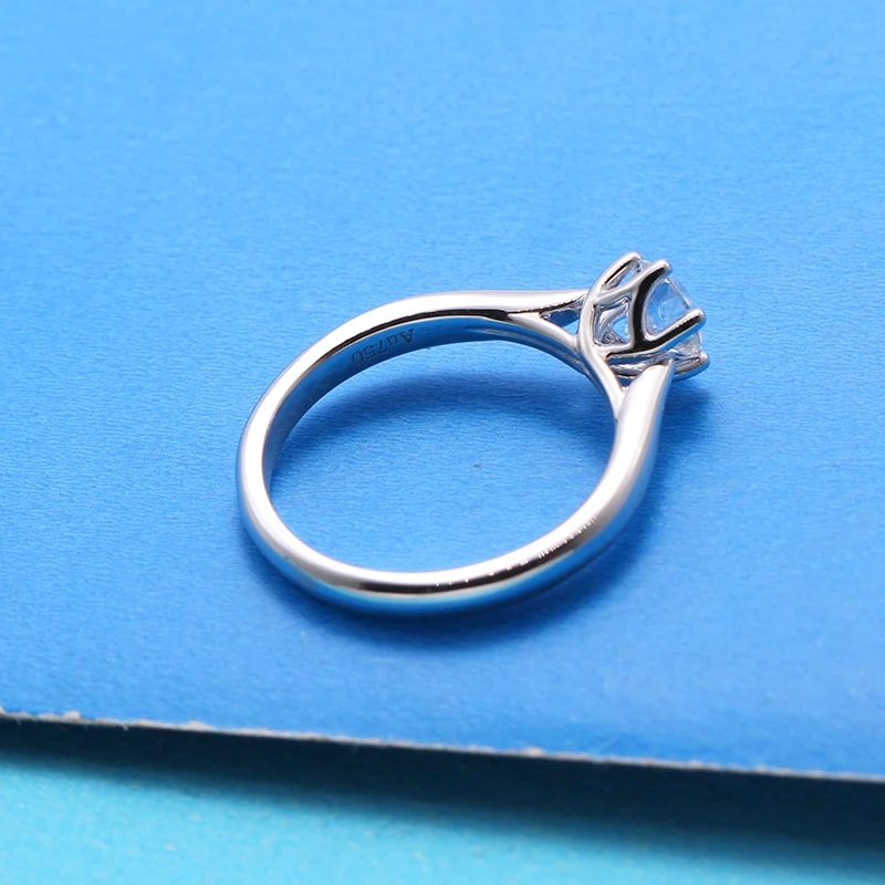 Пасьянс 0.5CT сердца стрелы бесцветные Charles Colvard Forever One Moissanite обручальное кольцо 18K