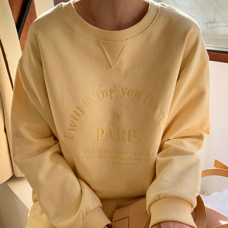 Свитшот женский с круглым вырезом и надписью | Женская одежда