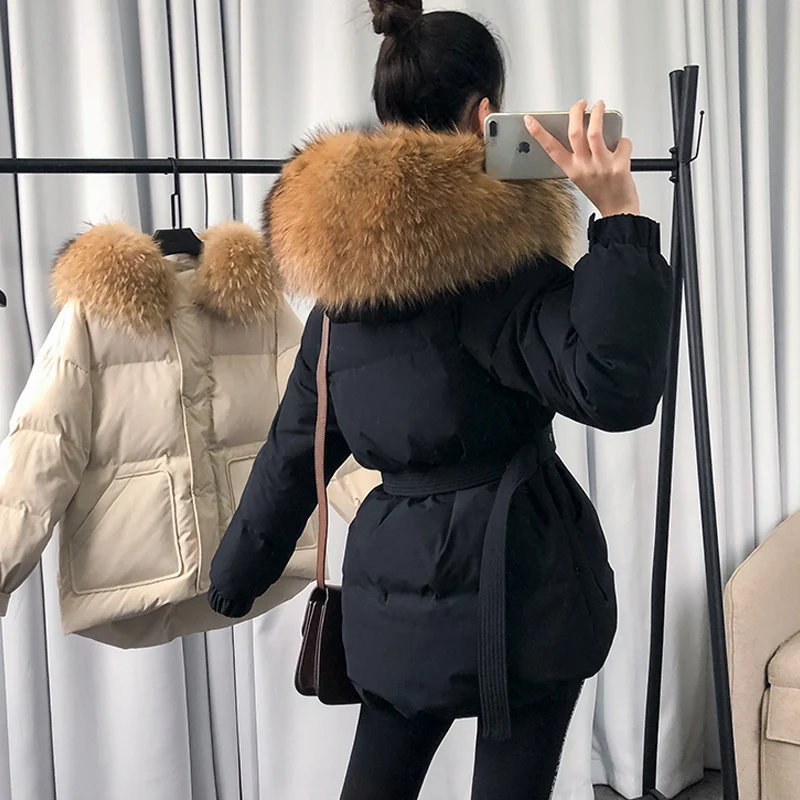 Женский пуховик с капюшоном и мехом енота на белом утином пуху | Женская одежда