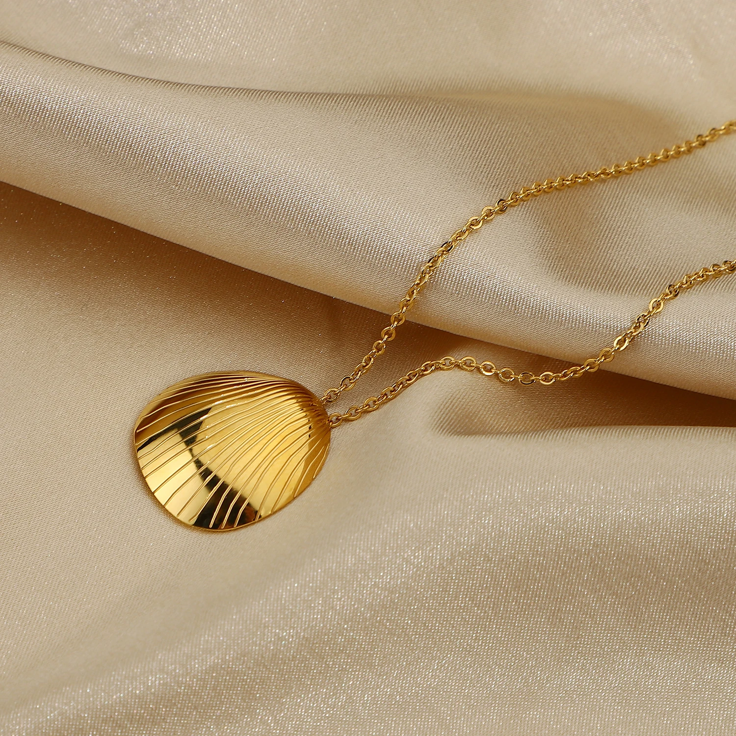 

18K Gold IP Plating Stainless Steel Shell Shape Pendant Necklace For Women INS Hot blogger Recommend Summer Shell Neckalce