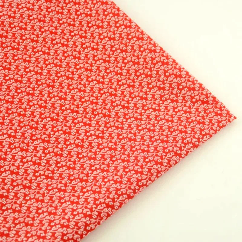 Темно красный с принтом маленького цветочным узором хлопчатобумажная ткань