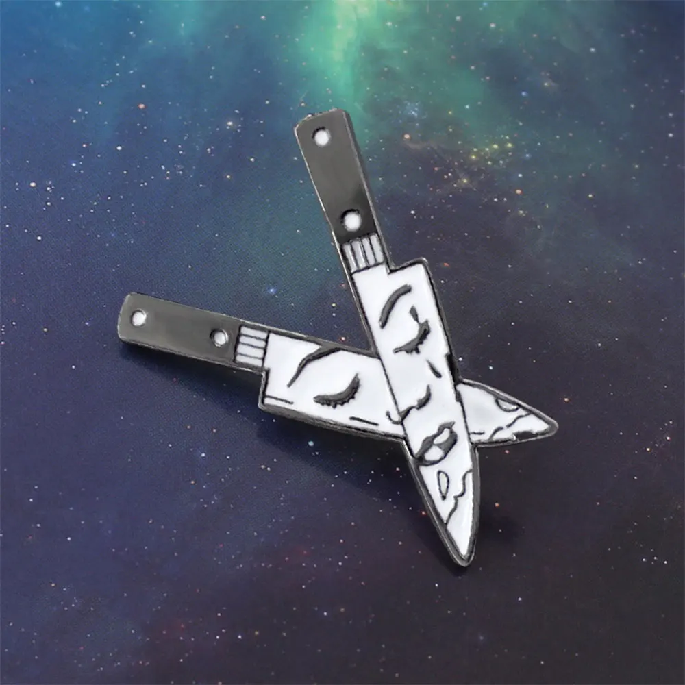 Брошь нож. Брошь лезвие. Нож брошь. Брошь нож. Металлические значки нож.