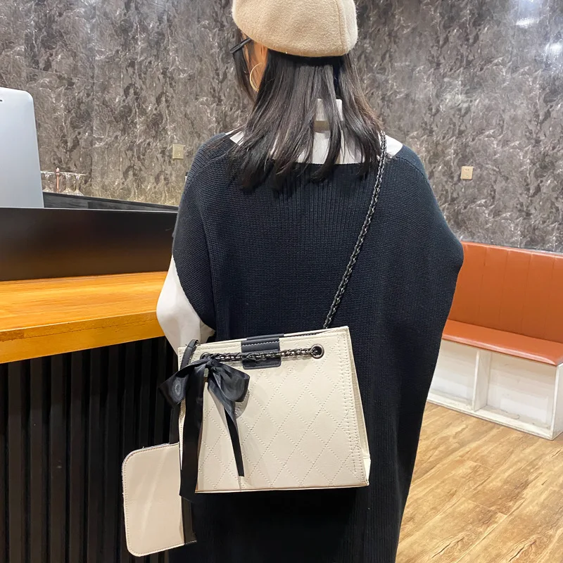 

Fashion Silk Scarf Decorated with Lattice Women's Handbag New Texture Chain Shoulder Bag Solid Color Embroidery Thread Handbag