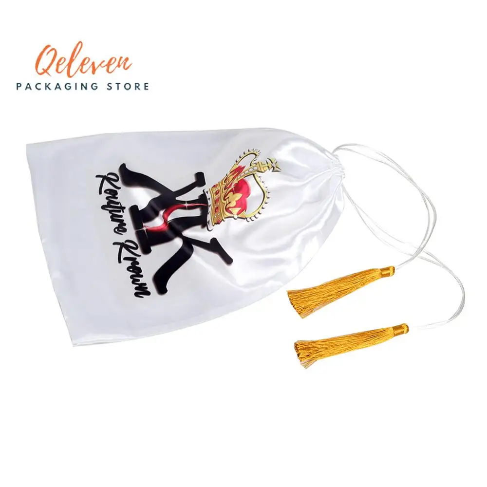 На русский язык это название товара переводится следующим образом: Пакеты для упаковки наборов натуральных волос с индивидуальным логотипом бренда, изготовленные на заказ, из шелковой атласной тесьмы премиум класса для париков.