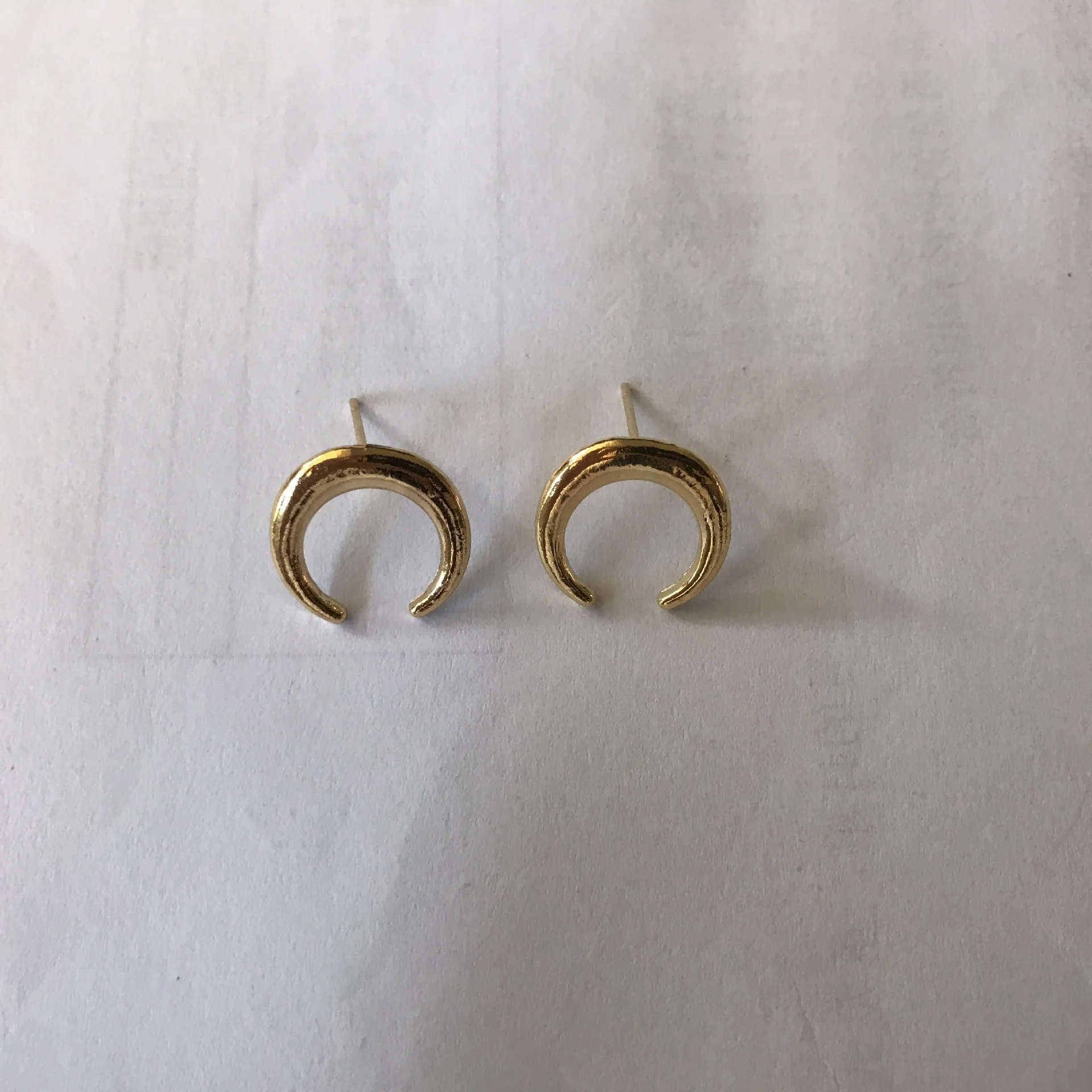 

Fashion simple Moon Earrings arc alloy crescent smooth face women's Stud Earrings manufacturers wholesale