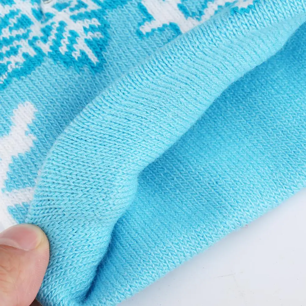 Синяя вязаная шапка со снежинками с шариком светодиодный белый светильник