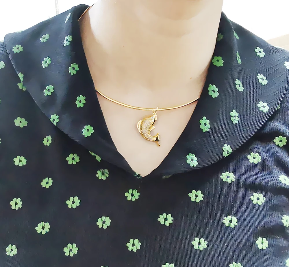 Женское колье чокер из серебра 925 пробы с подвеской в виде золотой рыбки|Ожерелья|