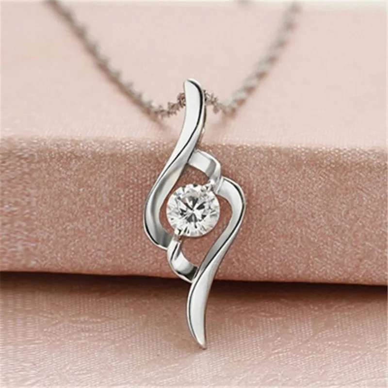 Женская классическая цепочка с кулоном в виде перьев и крыльев инкрустированная