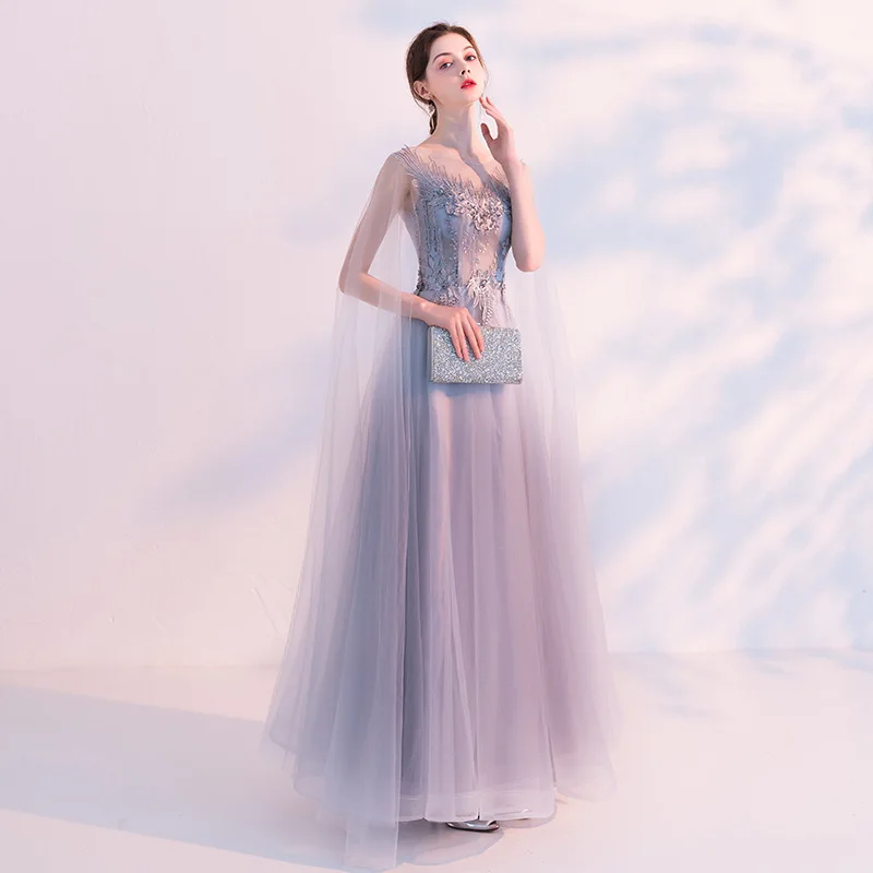 Женское платье в китайском стиле приталенное Ципао с вышивкой бисером серое