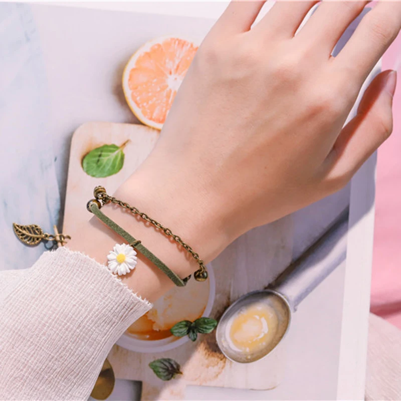 

Women's fashion bracelet lucky retro bracelet ins niche design girlfriends little daisy flower bell pendant bracelet duo