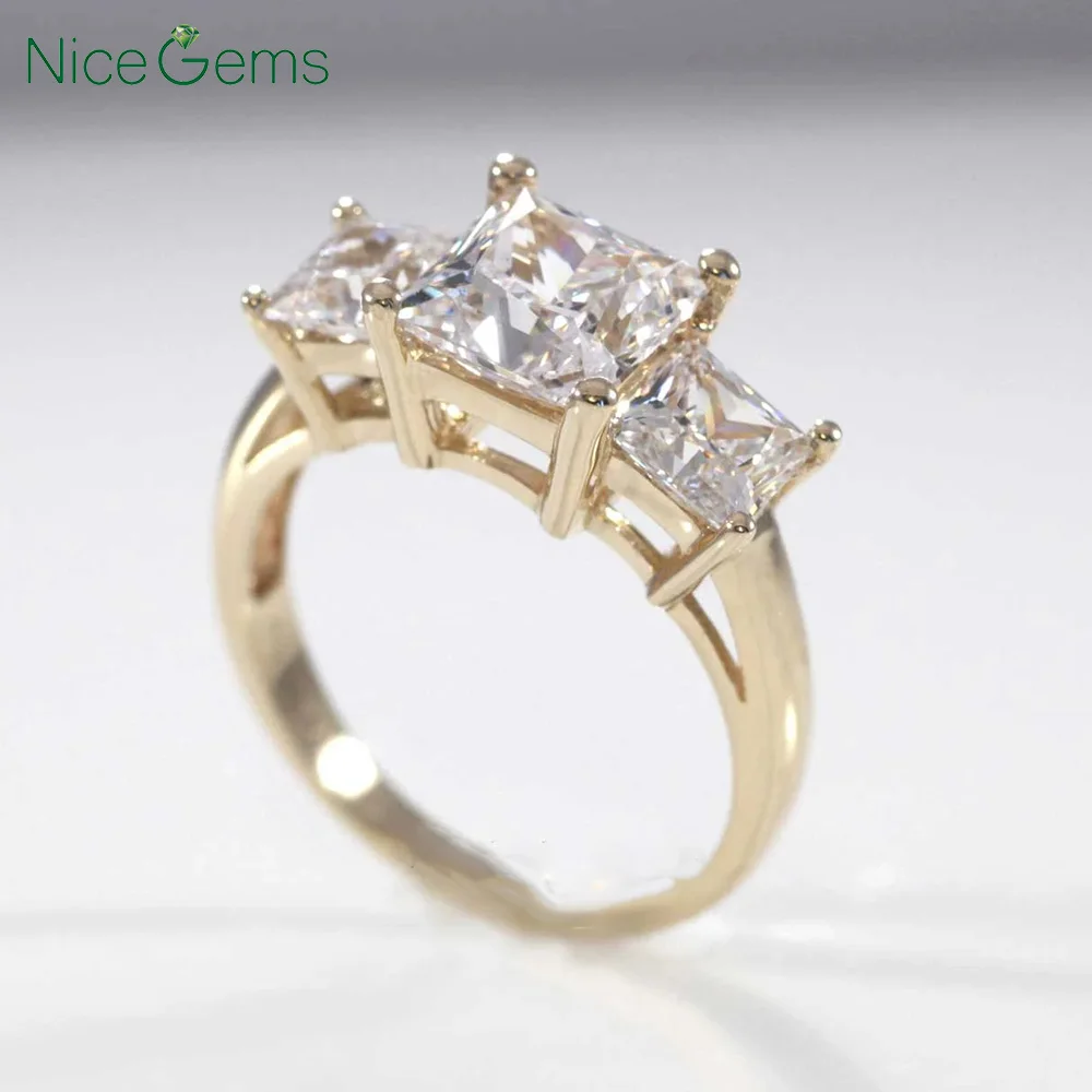Обручальное кольцо NiceGems желтое золото 14 карат с бриллиантами в центре тремя