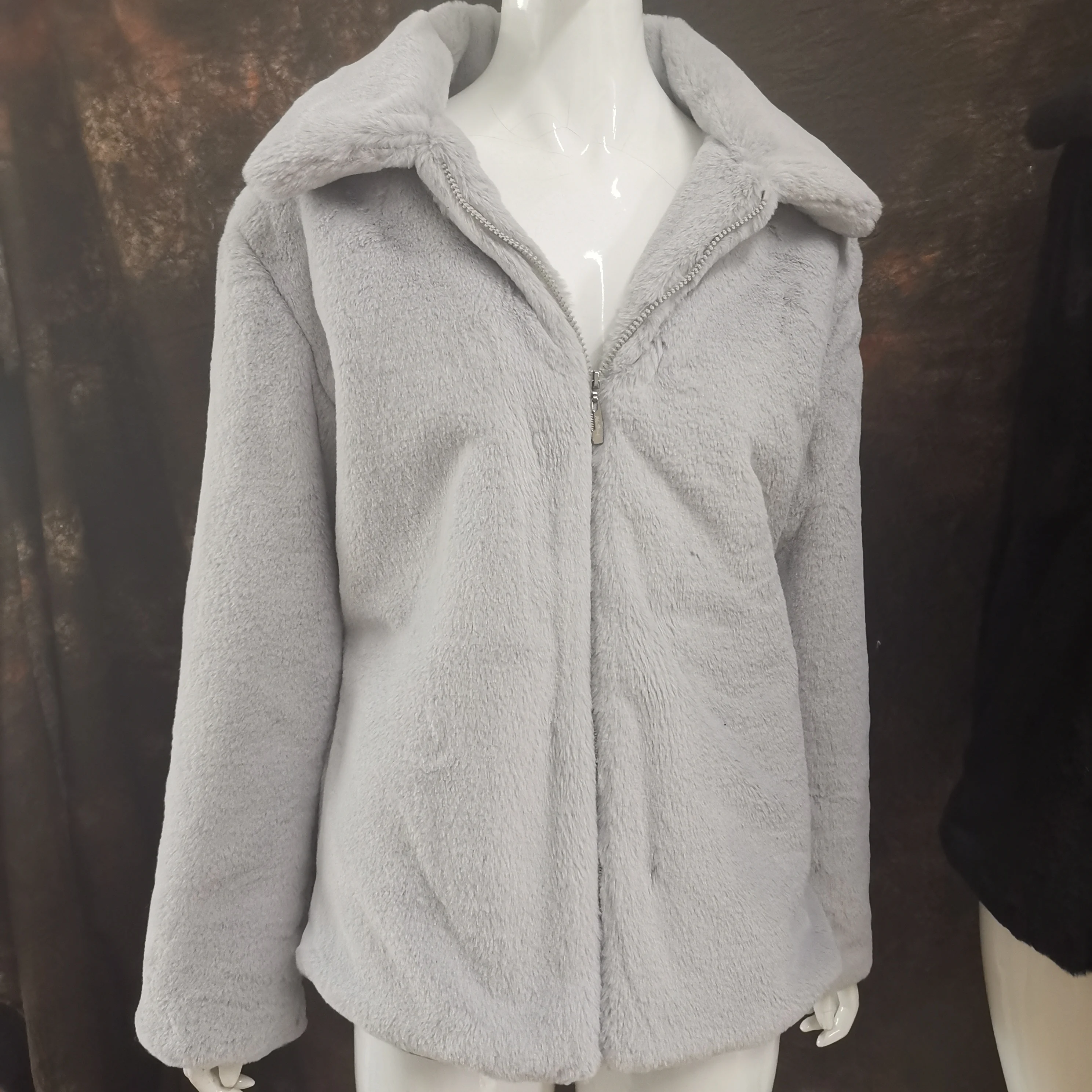 Пальто женское зимнее из искусственного меха кролика Рекс с рукавами спущенными