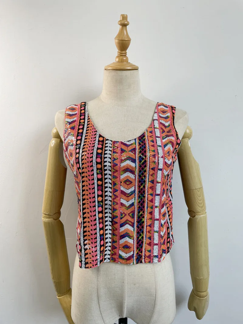 Женская майка с геометрическим принтом красная укороченная бусинами и блестками