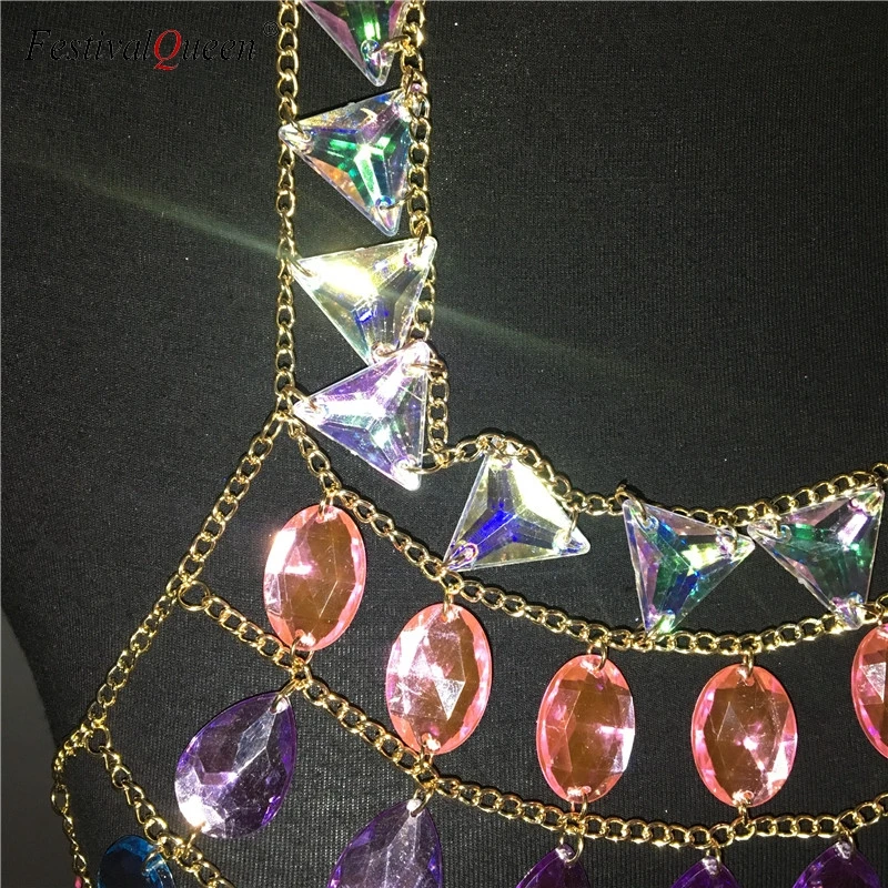 Женский укороченный топ с кристаллами и металлической цепочкой летний