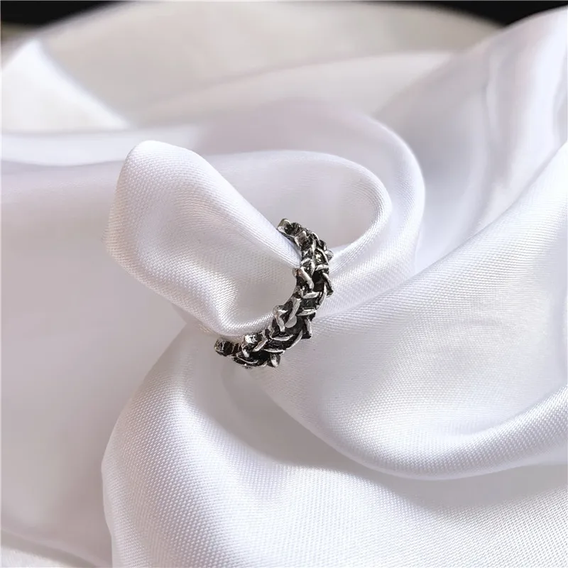 Характерное восстанавливающее старинное кольцо с шестиконечными звездами