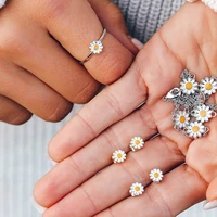 2020 wholesale fresh korean version of small daisy metal necklace ring sunflower ring necklace female jewelry